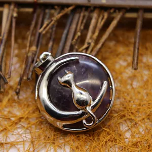 Pendentif mystique en croissant de lune et chat en argent avec une pierre d'améthyste violette