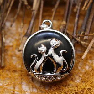 Colgante de ágata negra con gatos entrelazados en plata, estilo étnico