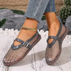 Vue détaillée des ballerines en maille grise ajourée avec un détail de boucle argentée