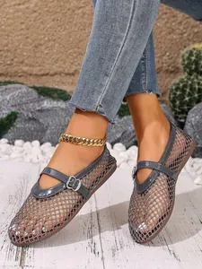 Vue détaillée de ballerines en maille grise ajourée avec bride à boucle pour l'été