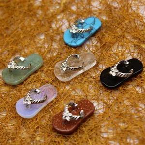 Pendentifs en cristal miniature en forme de tongs avec accents de fleurs argentées