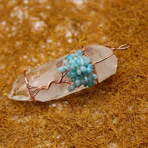 Pendentif pointe en cristal blanc fait main avec arbre de vie enveloppé de fil de cuivre.
