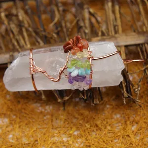 Pendentif en cristal de quartz blanc enveloppé de fil métallique avec pierres de chakra colorées