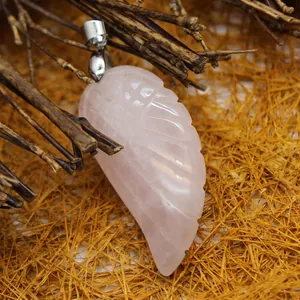 Ciondolo ad ala in quarzo rosa naturale intagliato a mano con un gancio argento