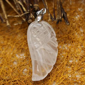 Elegante ciondolo a forma di ala in cristallo bianco per donna con piume intagliate