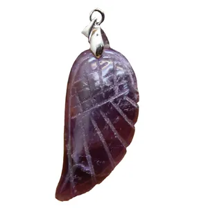Ciondolo ad ala in ametista viola intagliata a mano con gancio in argento su bianco