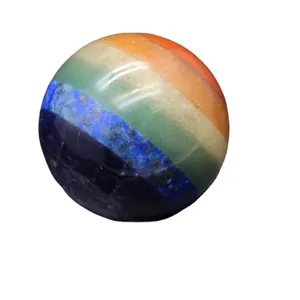 Sfera di cristallo arcobaleno levigata in pietre naturali per la cura dei chakra.