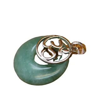 Groene edelsteen Ping'an Kou donut hanger ketting met een zilveren metalen Om symbool erop