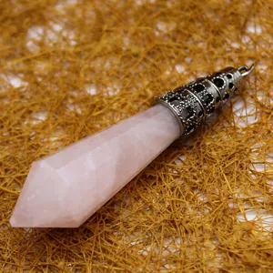 Pendentif en cristal de quartz rose hexagonal avec capuchon en métal argenté orné