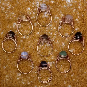Anillos artesanales de alambre de oro rosa con variadas piedras de cristal natural