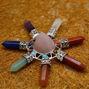 Elegante ciondolo in cristallo curativo esagonale con sette pietre chakra e quarzo rosa