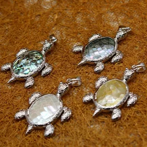 Colgantes de tortuga marina con incrustaciones de nácar en cuatro colores distintos