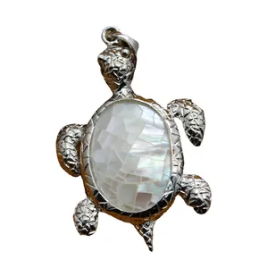 Colgante de tortuga marina plateada con incrustaciones de nácar blanco para collar