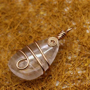 Pendentif goutte en cristal blanc transparent enveloppé de fil d'or rose pour femme