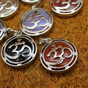 Collana con ciondolo simbolo Om vintage traforato con bellissime pietre naturali