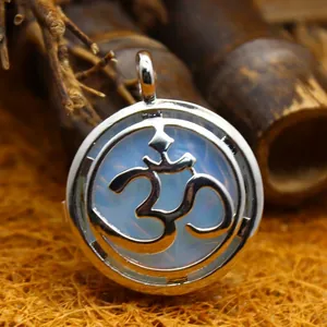 Ciondolo con simbolo spirituale Om con gemma di opalite in montatura d'argento