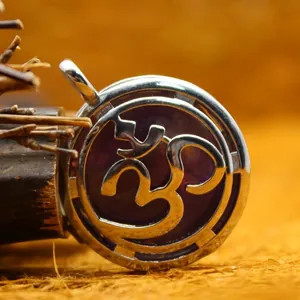 Collana con ciondolo rotondo Om placcato argento e intarsio in pietra ametista viola