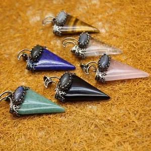 Pendentifs triangulaires en cristal naturel avec capuchons en argent vintage