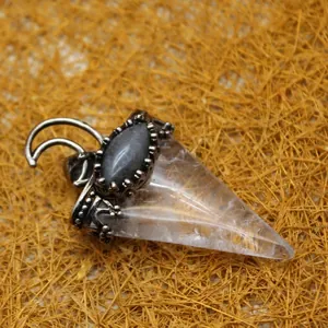Pendentif en cristal triangulaire style Népal avec pierre labradorite monture argent vieilli
