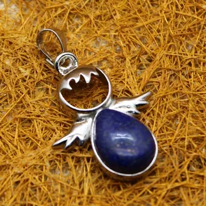 Eleganter Lapis-Lazuli-Engelsflügelanhänger mit einem tiefblauen Stein in Tropfenform