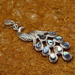 Pendentif paon élégant avec incrustations de nacre d'abalone et oxydes de zirconium