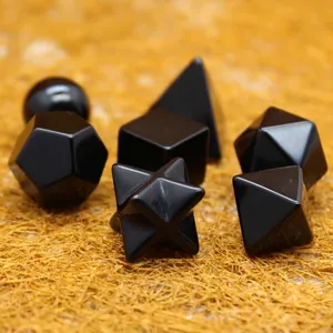 Set de geometría sagrada de obsidiana negra con varias formas de piedras pulidas