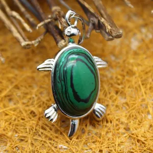 Lindo colgante en forma de tortuga con piedra de malaquita verde y acabado de plata
