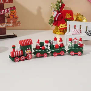 Detailansicht eines vierteiligen hölzernen Weihnachtszug-Spielzeugs auf dem Tisch