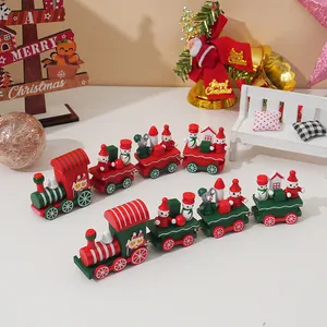 Detailansicht von zwei bunten hölzernen Weihnachtszügen mit festlichen kleinen Figuren.