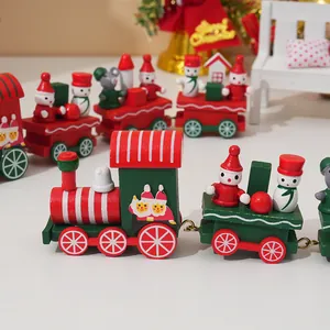 Nahaufnahme des roten und grünen hölzernen Weihnachtszug-Sets mit festlichen Figuren