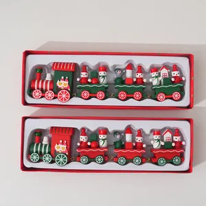 Detailansicht von zwei hölzernen Weihnachts-Zug-Geschenksets in roten Verpackungen