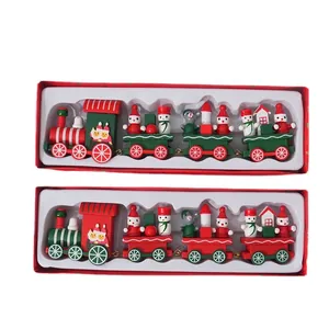 Zwei dekorative Weihnachts-Holzzüge in festlichen roten und grünen Geschenkboxen
