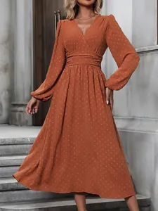 Elegantes terracottafarbenes Midikleid mit V-Ausschnitt, Laternenärmeln und Swiss Dot