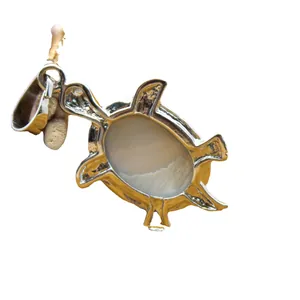 Eleganter Meeresschildkröten-Anhänger mit Muschel-Inlay und Silber-Metall-Rahmen
