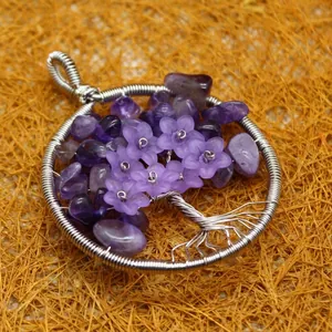 Handgefertigter Amethyst Lebensbaum Anhänger mit lila Kristallsplittern und Blumen