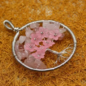 Handgefertigter Baum des Lebens Anhänger mit rosa Kristallen und Blumenperlen