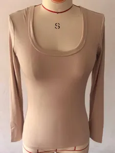 Detail van een nauwsluitend damesshirt met lange mouwen, vierkante hals en ribgebreide stof