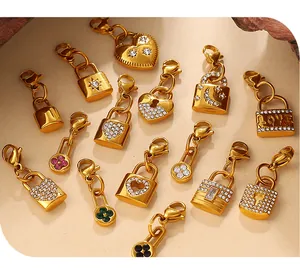 Détails de divers pendentifs cadenas dorés avec strass et fermoirs mousquetons vintage