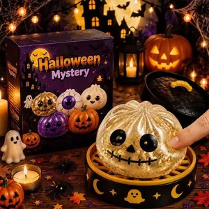 Detailaufnahme eines Halloween-Quetschspielzeugs mit Glitzer und Mystery-Geschenkbox