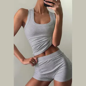 Dettaglio del set canotta racerback a coste grigie e pantaloncini a vita alta da donna