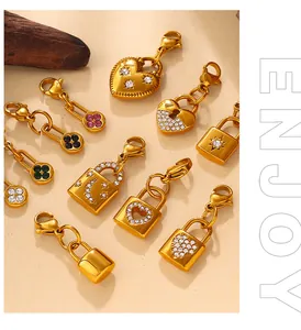 Vue détaillée de pendentifs vintage en or en forme de cœur et de cadenas