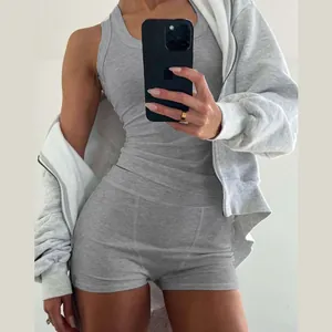 Set canotta a costine grigia con scollo all'americana e pantaloncini a vita alta con felpa