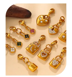 Vue détaillée de breloques vintage en or avec strass et fermoir mousqueton luxe