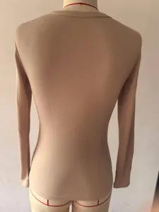 Achteraanzicht van een nauwsluitende beige geribbelde top met lange mouwen op een mannequin.