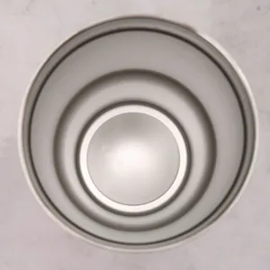 Detalle macro del revestimiento interno de acero inoxidable 304 de un vaso térmico al vacío