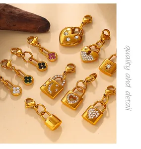 Vue détaillée de pendentifs cadenas dorés avec strass et fermoirs mousquetons de luxe.
