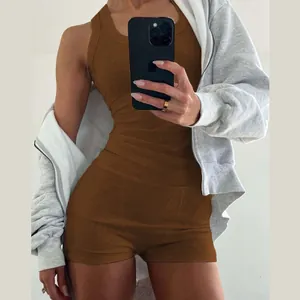 Dettaglio del set casual marrone con canotta a costine e pantaloncini a vita alta.