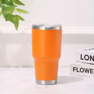 Vaso térmico minimalista naranja de 30 oz para portavasos de coche sobre mesa de mármol