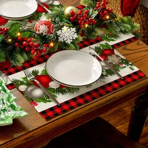 Festliche Weihnachts-Platzmatte mit roten Karos und Ornamenten auf einem Holztisch