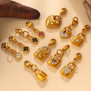 Collection de breloques vintage dorées en forme de cœur et cadenas avec strass et fermoirs
